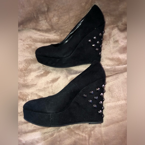 Kardashian Kollection black faux-suede studded wedge heels size 6 M - Picture 4 of 7